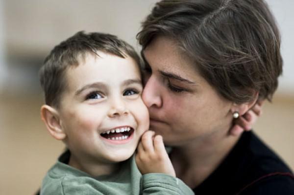 Filhos em férias e pais trabalhando