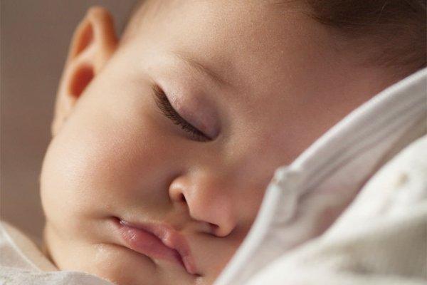 Paninho no rosto ajuda bebê a dormir