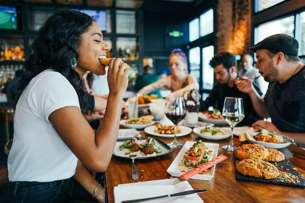 4 exercícios de Mindful Eating ao comer fora de casa